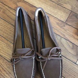 SIZE 5 1/2 BROWN MINNETONKA FLATS . NEVER WORN